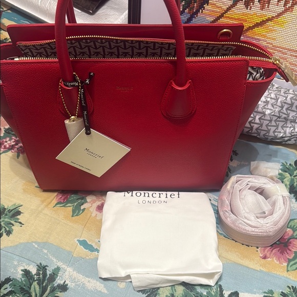 Sophisticated Red Satchel with Structured Design - Picture 6 of 11